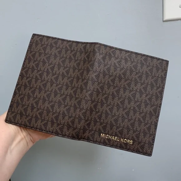 ❌SOLD❌ Authentic Michael Kors passport and credit card holder - like new - Picture 11 of 17